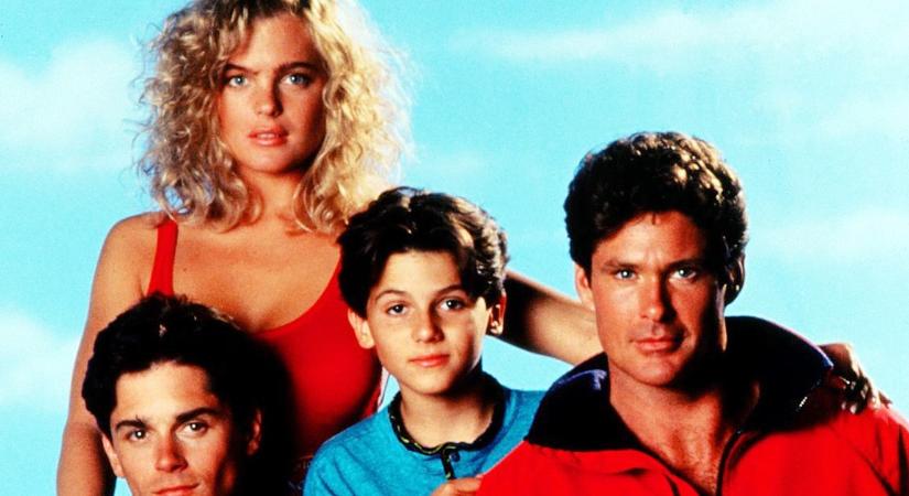 Ragyogott David Hasselhoff oldalán a Baywatch sorozatban a gyönyörű színésznő. Erika 55 éves és elképesztő most a kinézete