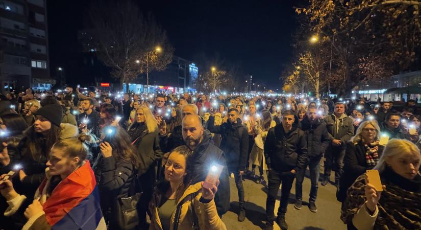 Előrehozott választások kiírását követelik a szerb egyetemisták