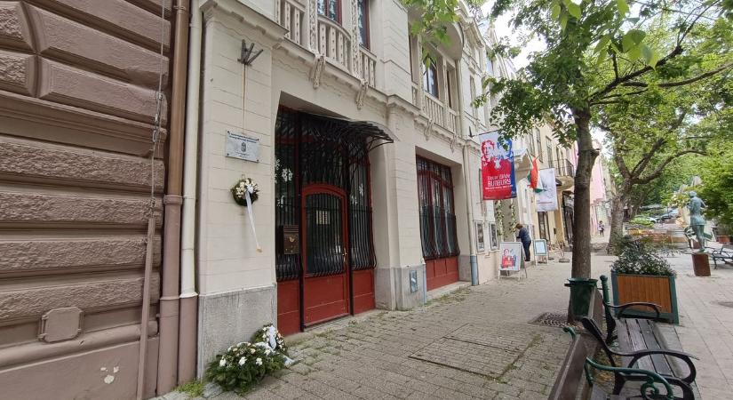 Munkások dolgoztak a gyönyörű épületben