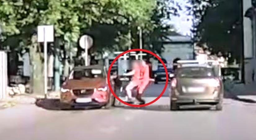 Döbbenetes videó: Két rolleres belecsapódott egy autóba Cegléden