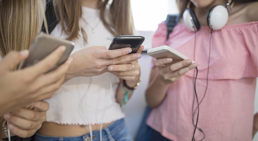 Újabb ország tiltaná be a tinik közösségi média-használatát, míg a platformokat gigabírsággal sújtaná
