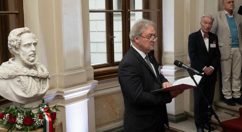 Itt olvashatod Freund Tamás elnöki nyitóbeszédét a 200 éves Akadémia ünnepi közgyűléséről