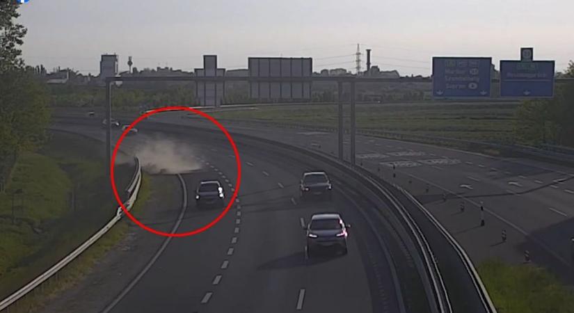 Vérfagyasztó videón, ahogy a figyelmetlen autós elsodor egy motorost