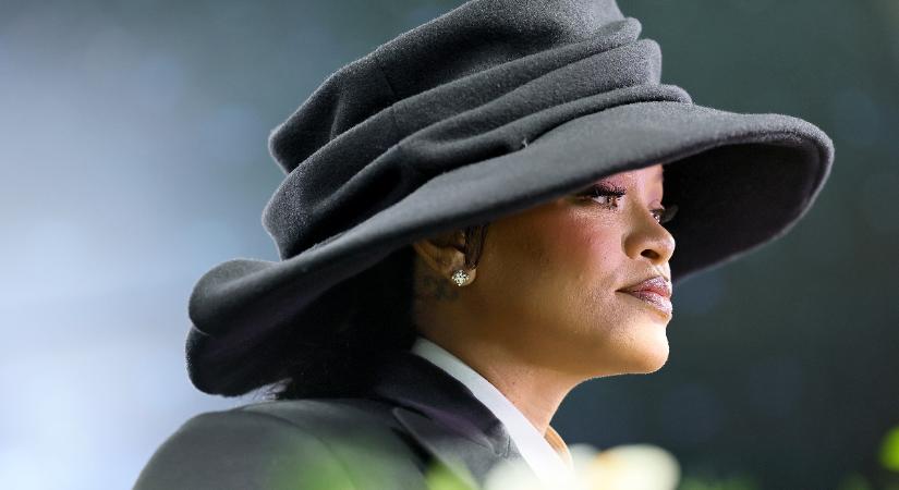 A 37 éves Rihanna gömbölyödő pocakja szexi topban debütált a Met-gála vörös szőnyegén. Jön a harmadik baba!