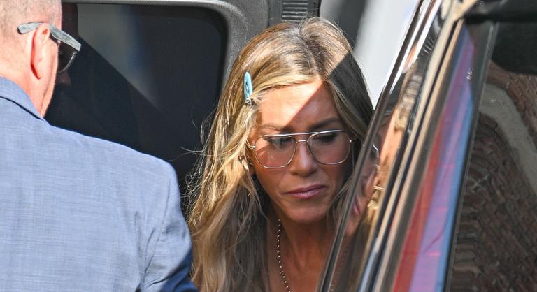 A kaput áttörve hajtott be egy idegen Jennifer Aniston villájához, fegyvert rántottak a testőrök