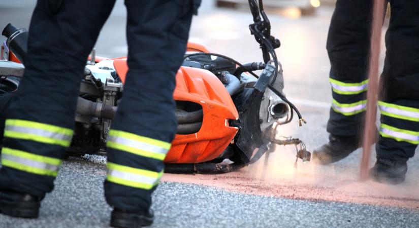 Tragikus baleset: a mulatóslegenda kocsija alá csúszott egy 19 éves motoros
