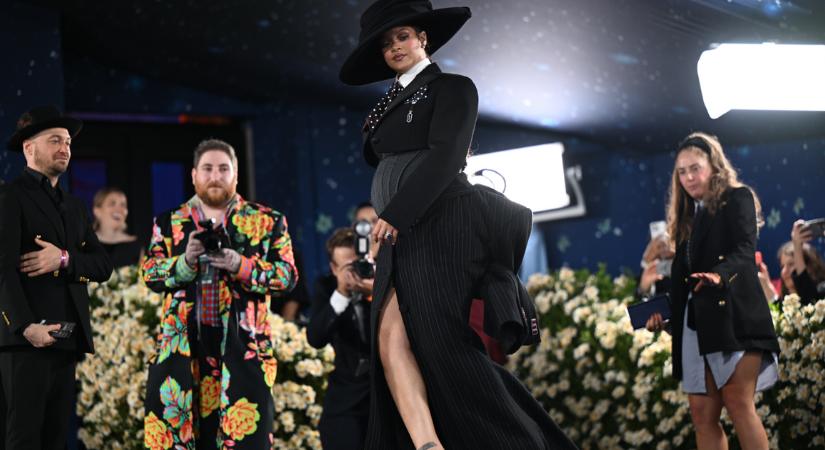 Örömhír a vörösszőnyegen, harmadik gyermekét várja Rihanna