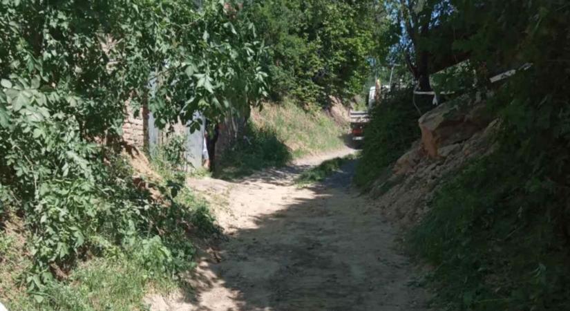 Földcsuszamlás Szekszárdon: megtisztították az utat