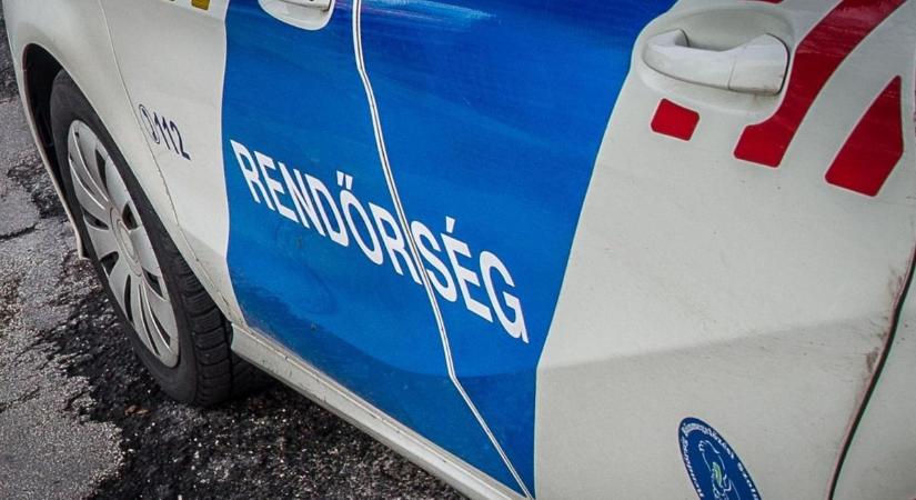 Szikével ijesztegi a járókelőket egy pólóban, papucsban randalírozó férfi