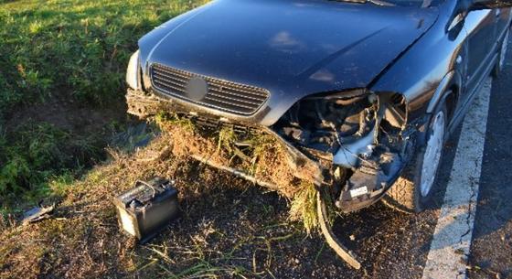 Fiatalok manővere miatt borult árokba egy vétlen autós, akit otthagytak segítség nélkül