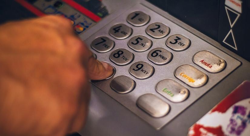 Májustól élesedett: komoly változás lépett életbe a bankoknál, ez minden magyart érint!