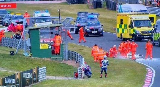 Két motoros meghalt egy brit versenypályán történt tömegbalesetben