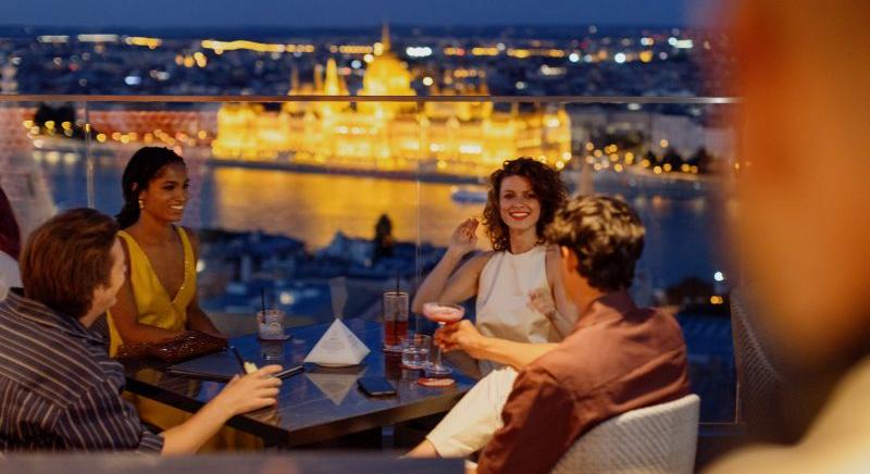 White Raven Skybar – megkezdődött a rooftop bár szezon a Hilton Budapest tetőbárjában is