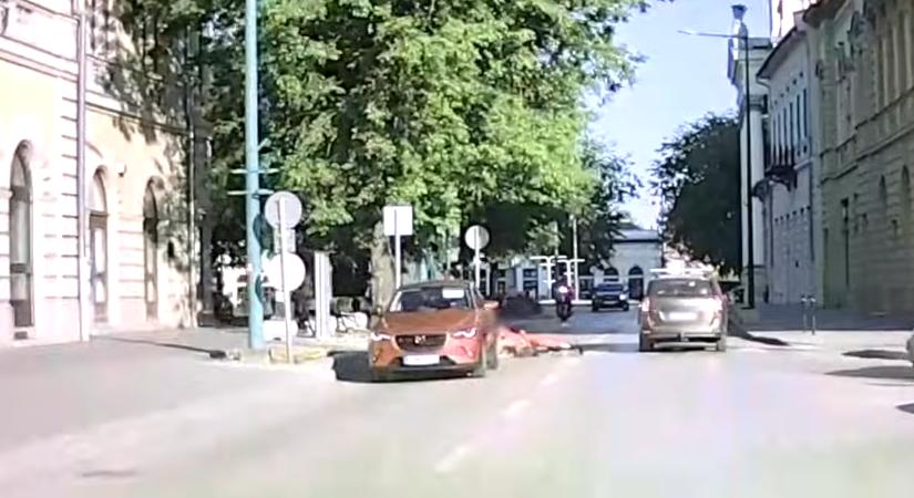 Hülyeséget hülyeségre halmozott a két villanyrolleres