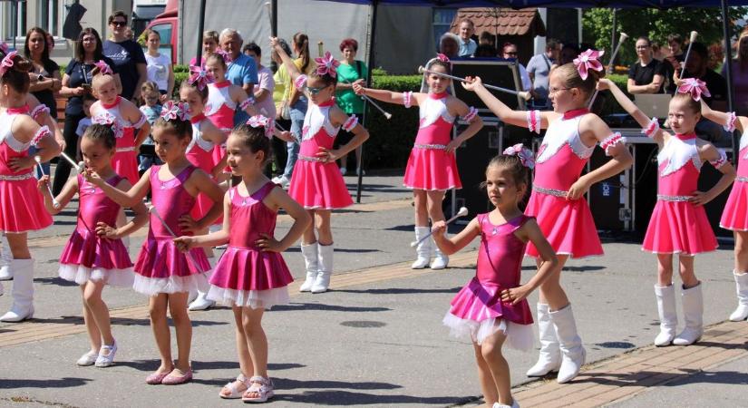 Bogrács, bukta és fényfestés: fergeteges hangulatban zajlott a nádudvari majális