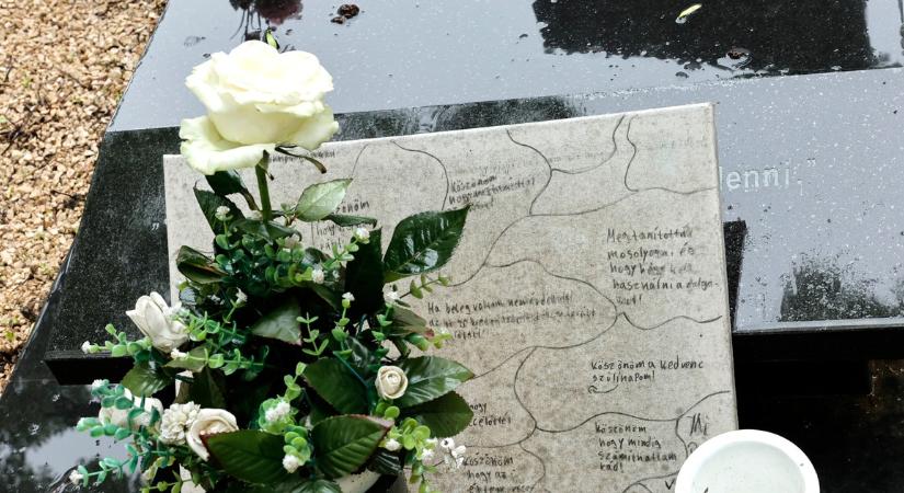 Így néz ki három évvel a halála után Berki Krisztián sírja, amit a kislánya ajándéka őriz - fotó