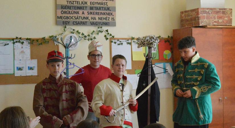Erre még a tévé is kíváncsi volt: rendhagyó eseménynek adott otthont a szajoli iskola