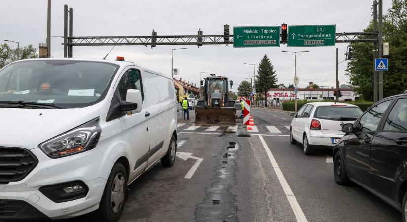 Csőtörés miatt áll a forgalom a Pesti úton