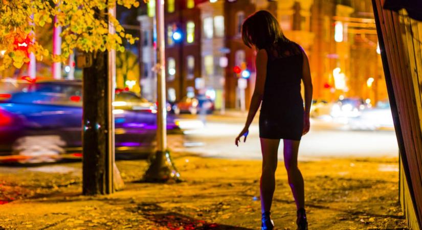 „Akkor fogsz enni és levegőt venni, ha megengedem. Ha nem teszed, amit mondok, még ma távoznod kell a kisgyermekeddel a házból”