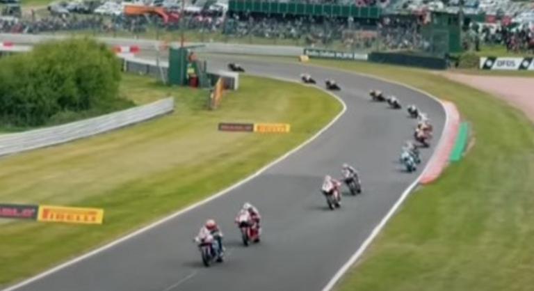 Videón a horrorbaleset, a versenypályán halt meg két motoros egy tömegkarambolban