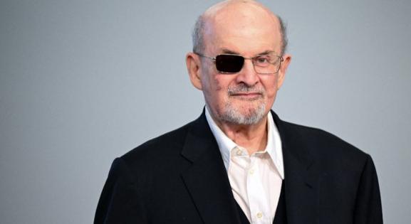 Salman Rushdie késelése óta először jelenik meg nyilvánosan