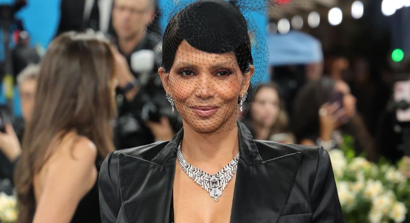 Halle Berry közel 59 évesen is bombázó: bugyi nélkül vonult a Met-gálán