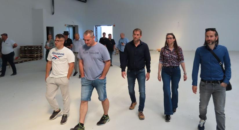 Bejárták az épülő kapuvári sportcsarnokot, a lelátó háromszáz nézőt fogad be