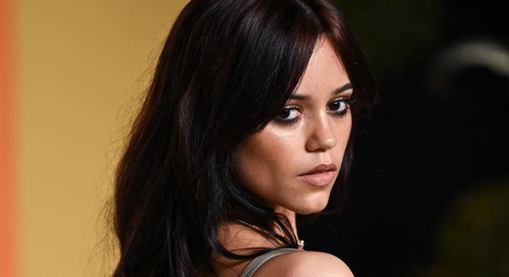 Jenna Ortega vonalzókból készített ruhában lépett a vörös szőnyegre, minden tekintetet magára szegezett