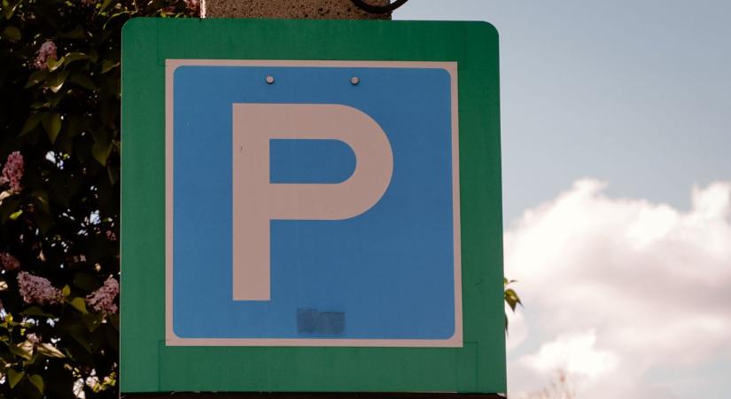 Oké, hogy tele van Miskolc bunkón parkolókkal, de erre azért nem számítottunk – megdöbbentő fotó