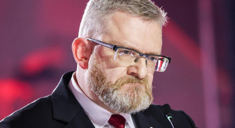 Videón, ahogy a lengyel szélsőjobboldali EP-képviselő letépi az uniós zászlót, majd rátapos, mert felfüggesztették a mentelmi jogát