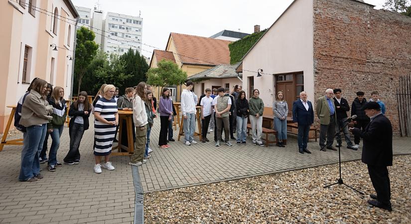 Német és magyar diákok is elhelyezték az emlékezés kavicsait a debreceni zsinagóga udvarán