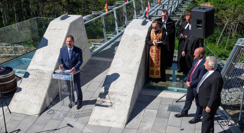 A fideszes polgármester azt állította, több mint 300 ezer látogatót fogadtak tavaly a sátoraljaújhelyi függőhídon, de az értékesített jegyek száma csak 90 ezer