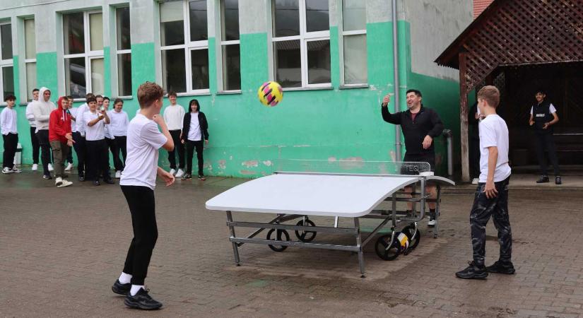 A magyar sport napján teqball-asztallal gazdagodott a szilágysomlyói magyar iskola