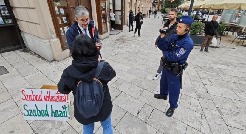 Egyelőre csak maroknyian tüntetnek Hadházy Ákossal a Ferenciek terénél - Kövesse a Blikken élőben