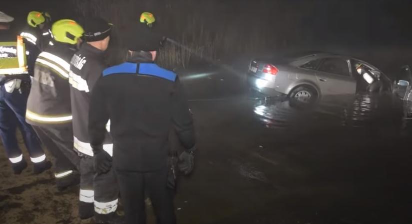 A Dunába zuhant egy Audi, búvárok segítségével húzták ki Soroksáron