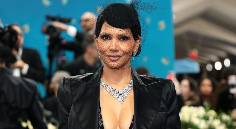 Az 58 éves Halle Berry pucérruhája nem sokat takart – A színésznő elvitte a show-t a Met-gálán