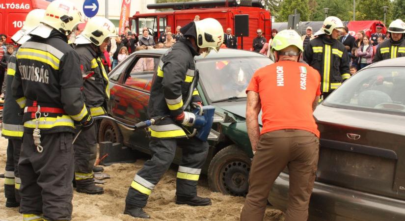 Óriási volt a felbolydulás, tűzoltók lepték el Püspökladányt – fotókkal