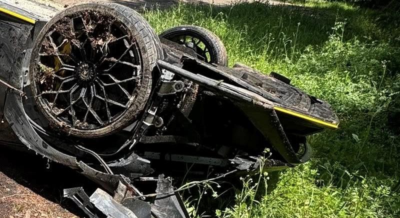 Rendőrautó tolta le az útról a felborult sportautót