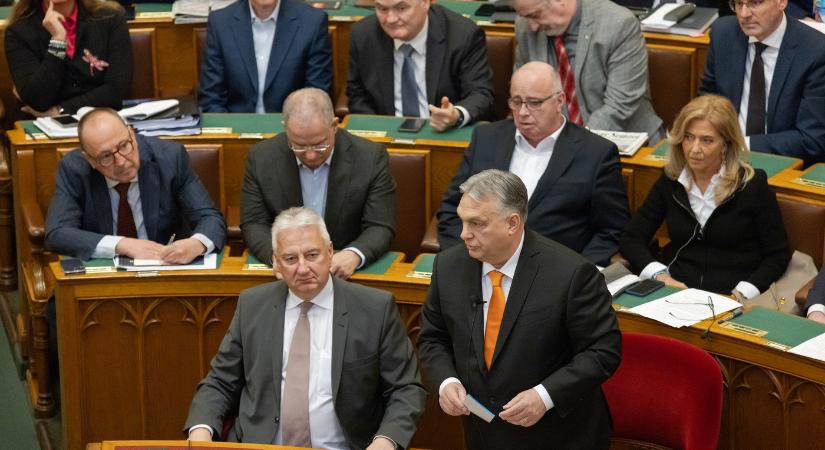 Egy furcsa magyar szón kezdett el vitatkozni Orbán Viktor és Toroczkai László, éles pengeváltás a Parlamentben
