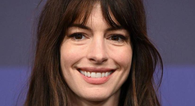 A 42 éves Anne Hathaway plasztikáztatott, állítják a rajongók: friss fotókon a színésznő