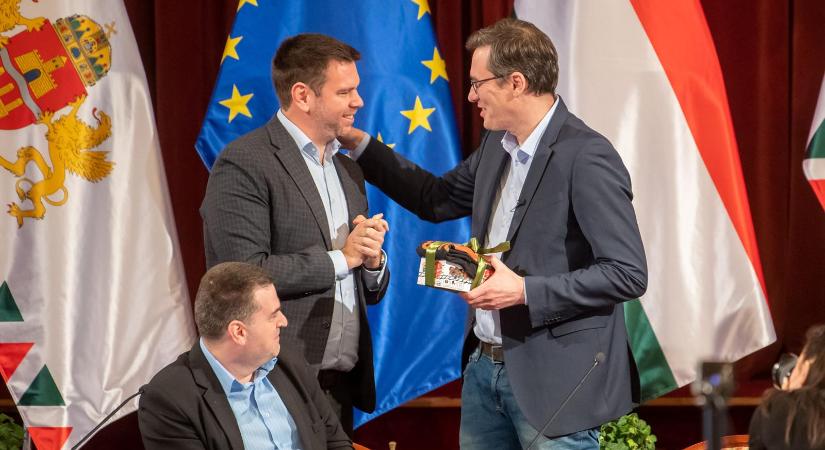 Inkább bohóckodás, mint pályázat – Egyre szürreálisabb fordulatokat vesz a fővárosi közszolgálató cégek vezetőváltásának az ügye