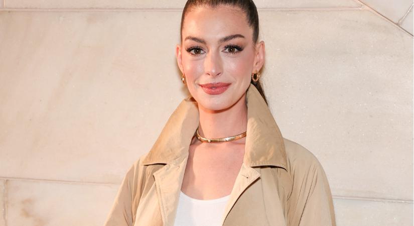 A 42 éves Anne Hathaway stílusa időtlen: képeken a színésznő legnőiesebb öltözékei