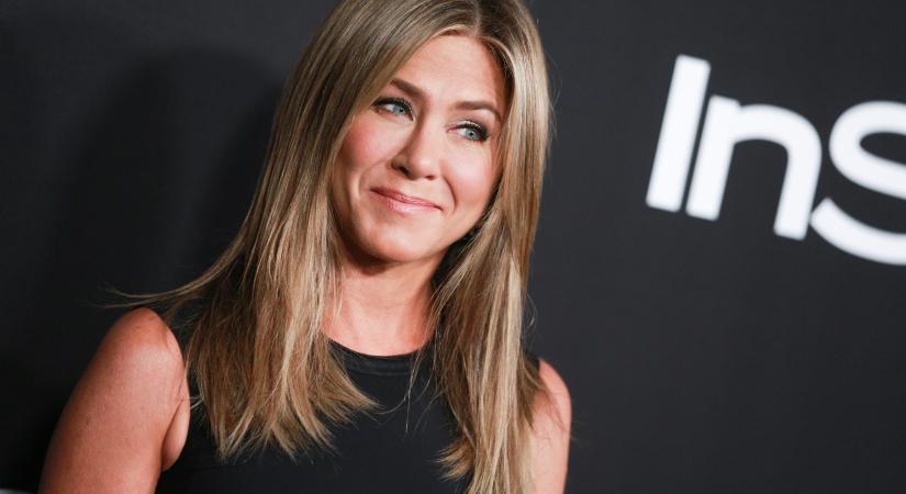 Sokkos állapotba került a Jóbarátok sztárja: autóval törték át Jennifer Aniston luxusvillájának a kapuját – rendőrök vitték el a gyanúsítottat