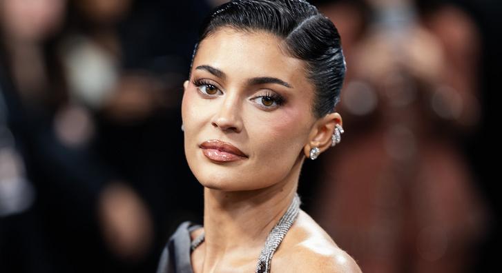 Kylie Jenner hozzáragasztotta Met-gálán viselt cipőjéhez a talpát, szenvedős videóján nevet a net népe