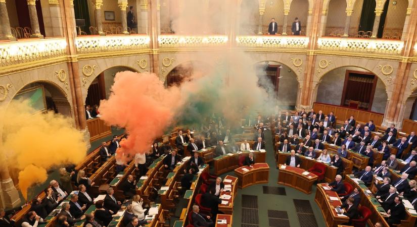 Büntetőeljárás indult a Parlamentben füstgyertyázó ellenzéki politikusok ellen