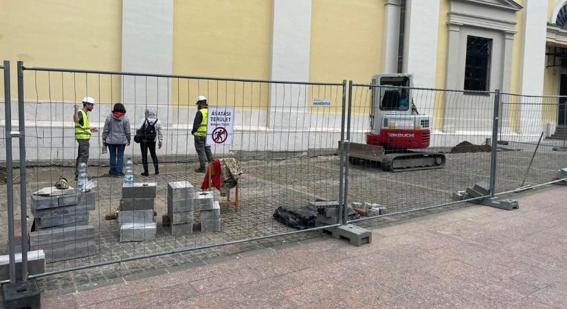 Ezeket a tárgyakat rejtette a föld az egri bazilika mellett  videó