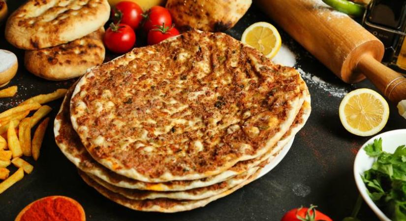 Villámgyorsan elkészülő libanoni pizza: a lahmacun tetejére darált hús kerül