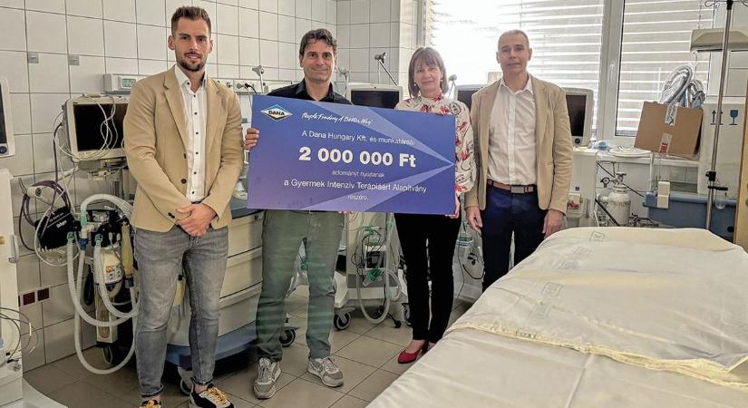 Adomány a gyermekintenzív osztálynak: nagy szükség lenne hasonló jótékony gesztusokra – Speciális műszerre adományozott a Dana és munkatársai