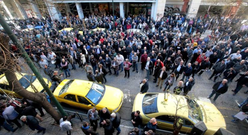 Sztrájkkal fenyegetnek: nem akarnak ittas személyeket szállítani az athéni taxisok