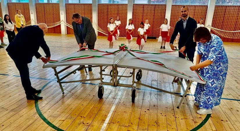 Teqball-asztalt adtak át a magyar sport napján a zselízi alapiskolában